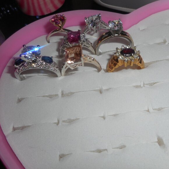 Large Red stone surrounded by a circle of white stones on gold metal - Picture 6 of 7